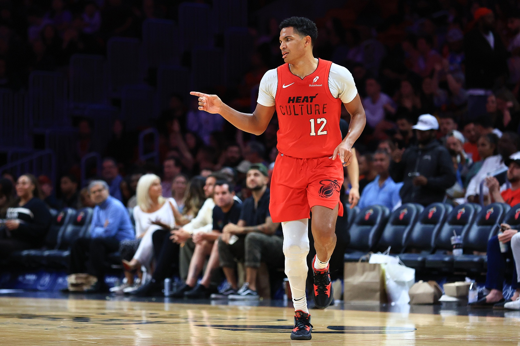 乐鱼官方-哈克斯：德鲁·史密斯表现稳定攻防带来很多贡献 加德纳展现能量