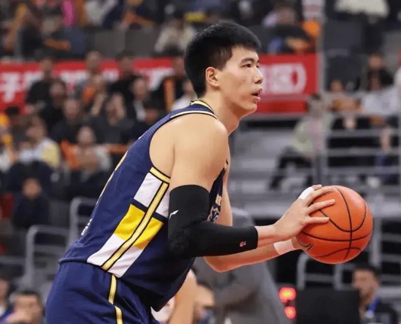 乐鱼网站-广东这内线人见人虐！攻守毫无效果，杜锋回应外援调整并未提大外