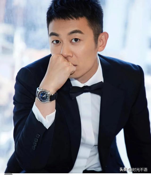 乐鱼官方-朱亚文现身上海街头被偶遇，网友：声音很好听，私服帅爆了！