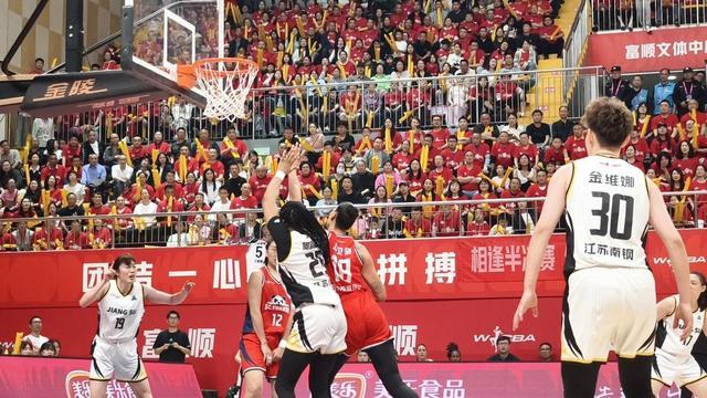 乐鱼网站-2025-2026赛季WCBA季后赛半决赛首战 四川蜀道远达女篮一分险胜江苏南钢女篮